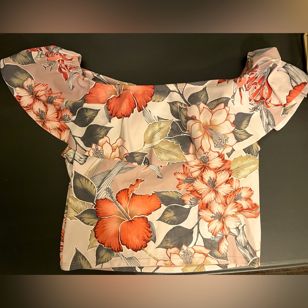 🦄  ALERT! RARE Kortni Jeane Vintage Hawaiian RA Top and HW Bottoms